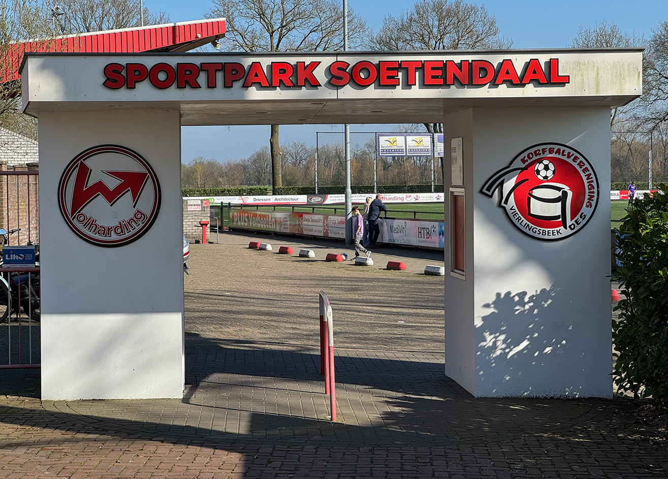 Internationale voetbalsfeer bij Volharding in Vierlingsbeek: topclubs te gast op sportpark Soetendaal!