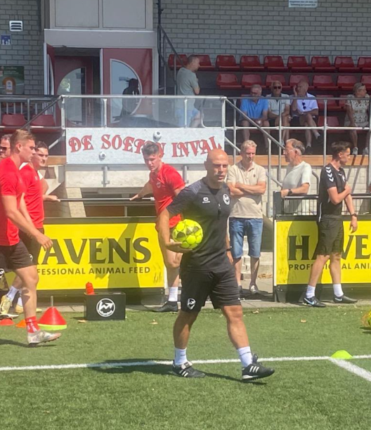 De bal rolt weer!