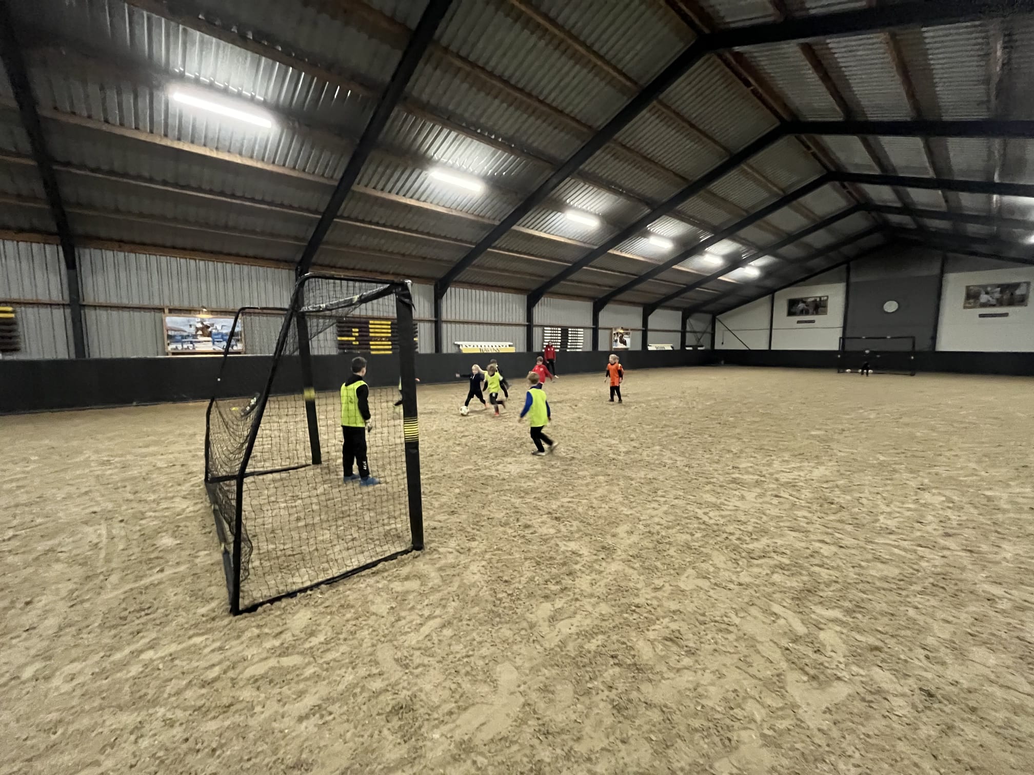 Voetballen tussen de paarden